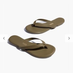 Tkees Sandals Size 6